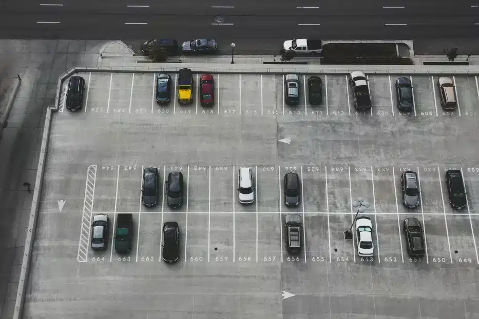 Închiriere de spații de depozitare cu parcare ușoară și acces la încărcare și descărcare.